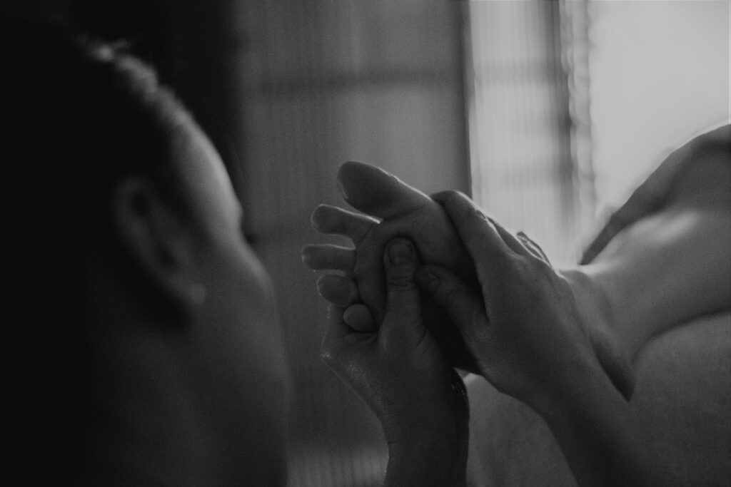 La REFLEXOLOGIE PLANTAIRE et PALMAIRE avec Magali Savouré 2 Shooting Magali reflexologie 92 NB 1